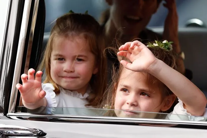 2) Dining Order: Bei einem Essen mit der Königin dürfen alle Anwesenden erst dann essen, wenn die Queen mit dem Essen begonnen hat. Ist sie fertig, müssen alle anderen ebenfalls aufhören zu essen. Auch für anwesende kleine Kinder gilt die Regel.