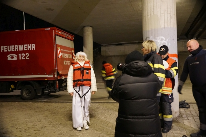 Mit ihrem Christbaumfloß und der Zillenbegleitung schwammen die Einsatztaucher von der Pegelmessstelle am Mareckkai in Waasen zur Waasenbrücke.
