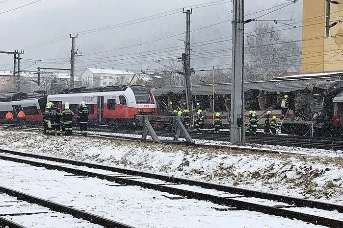 Ein Großaufgebot von Feuerwehren und Rotem Kreuz ist im Einsatz.