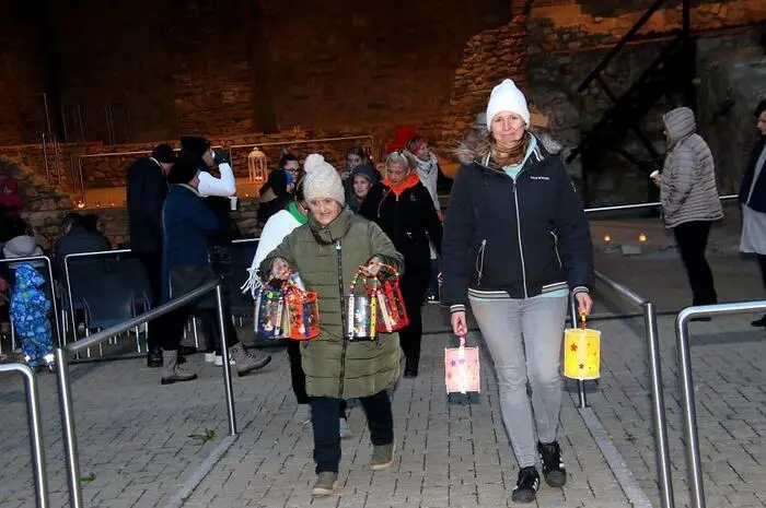 Nach dem Einzug mit Laternen sangen die Minis mit ihren Betreuerinnen das altbekannte „Laterne, Laterne-Lied“ ehe die Legende vom heiligen Martin den Kindern in einer Kurzform dargeboten wurde.
