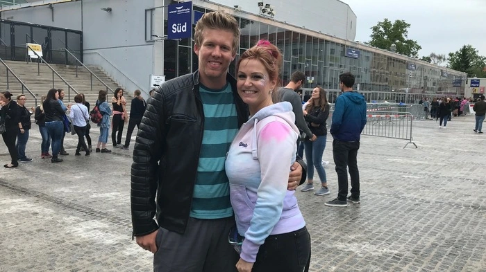 Marcel und Sarlet aus Deutschland sind wohl die Fans schlechthin. Auf einem Backstreet Boy-Forum haben sie sich 2007 kennengelernt. 2018 haben sie dann unter dem Motto "Backstreet Boys" geheiratet. Scarlet traf zudem Nick Carter 2009 in einem Hotel im Fahrstuhl. "Er hat mit mir geflirtet und mich gefragt, ob wir etwas trinken gehen. Ich habe aber abgelehnt, da hatte ich ja schon meinen Marcel", erzählte sie.
