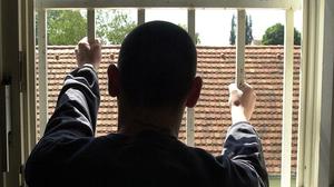 Jugendliche Straftäter hinter Gittern (Foto Sujet)