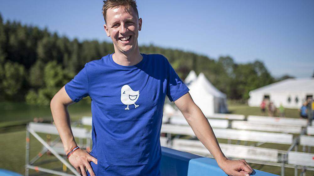 Am Sonnegger See: Raphael Pleschoung im T-Shirt mit dem „Lakeside“-Vogal
