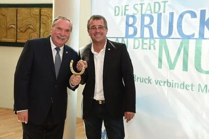 Seit Montagmittag ist es fix: Der nächste Bürgermeister der Stadt Bruck heißt Peter Koch. Er tritt mit 1. Juni die Nachfolge von Hans Straßegger an. Mehr dazu.  
