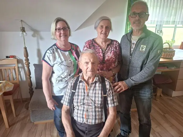 Johann Pripfl mit seinen Kindern Maria, Anni und Sepp.