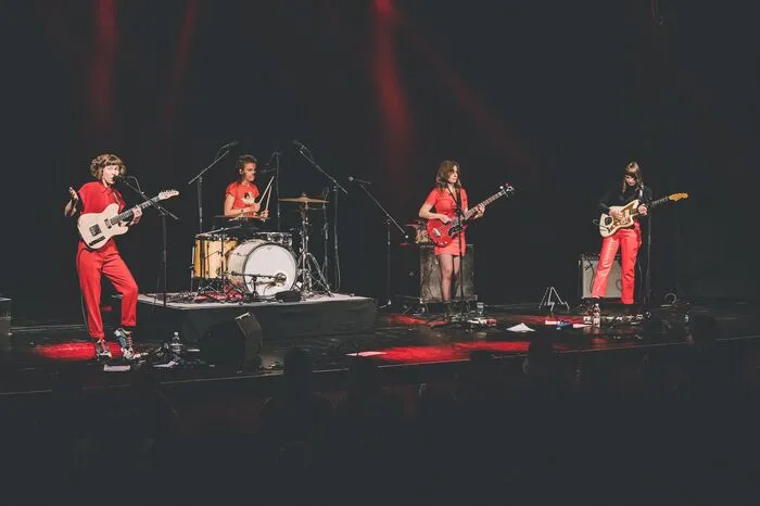 Mira Lu Kovacs (links) und Songwriterin Sophie Lindinger am Bass (2. von rechts) komplettieren die Band, die es am Dienstag im Grazer Orpheum bestens disponiert krachen ließen.