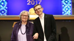 Marmeladenoma und Enkel Janik bei der Verleihung der Goldenen Erbse 2017