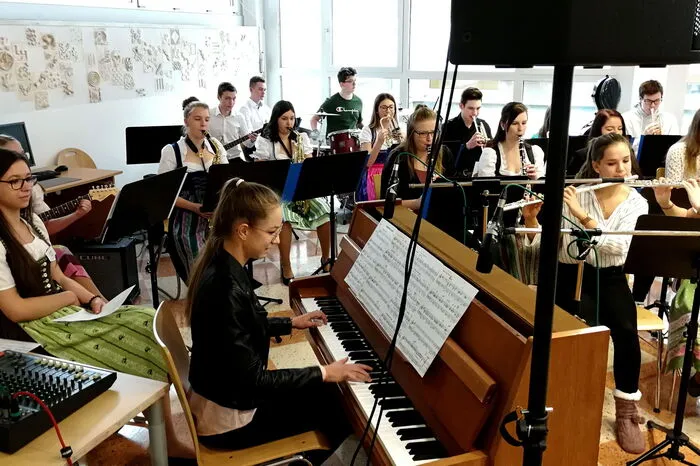 Schwerpunkte der Schule sind: Musisch, Kreativ, Sport, NaturWissenschaften und Technik.
