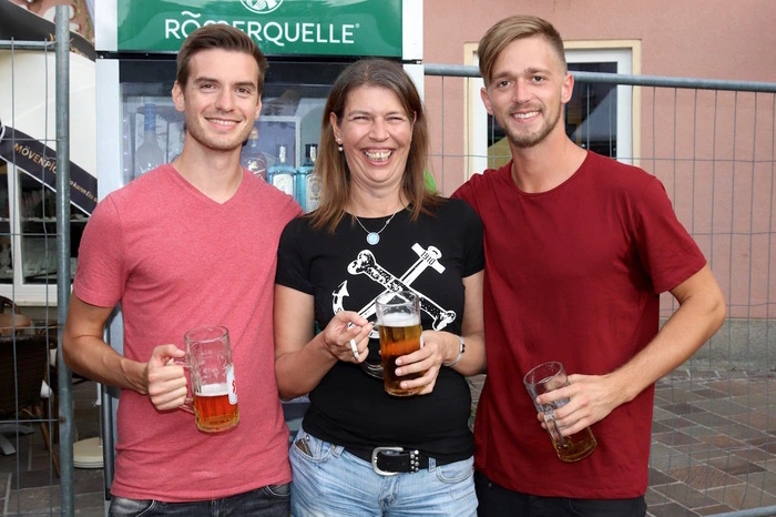 ... und eine Strandbar und eine Burgbar aus 400 leeren Bierkisten auf dem Hauptplatz aufgebaut.