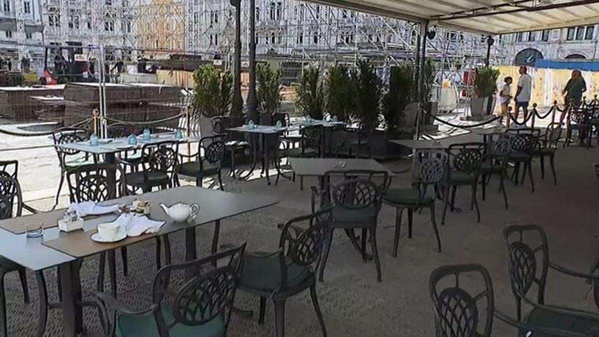 Auf der Piazza Unità bleiben Kaffeehausgäste in den kommenden Tagen ausgesperrt
