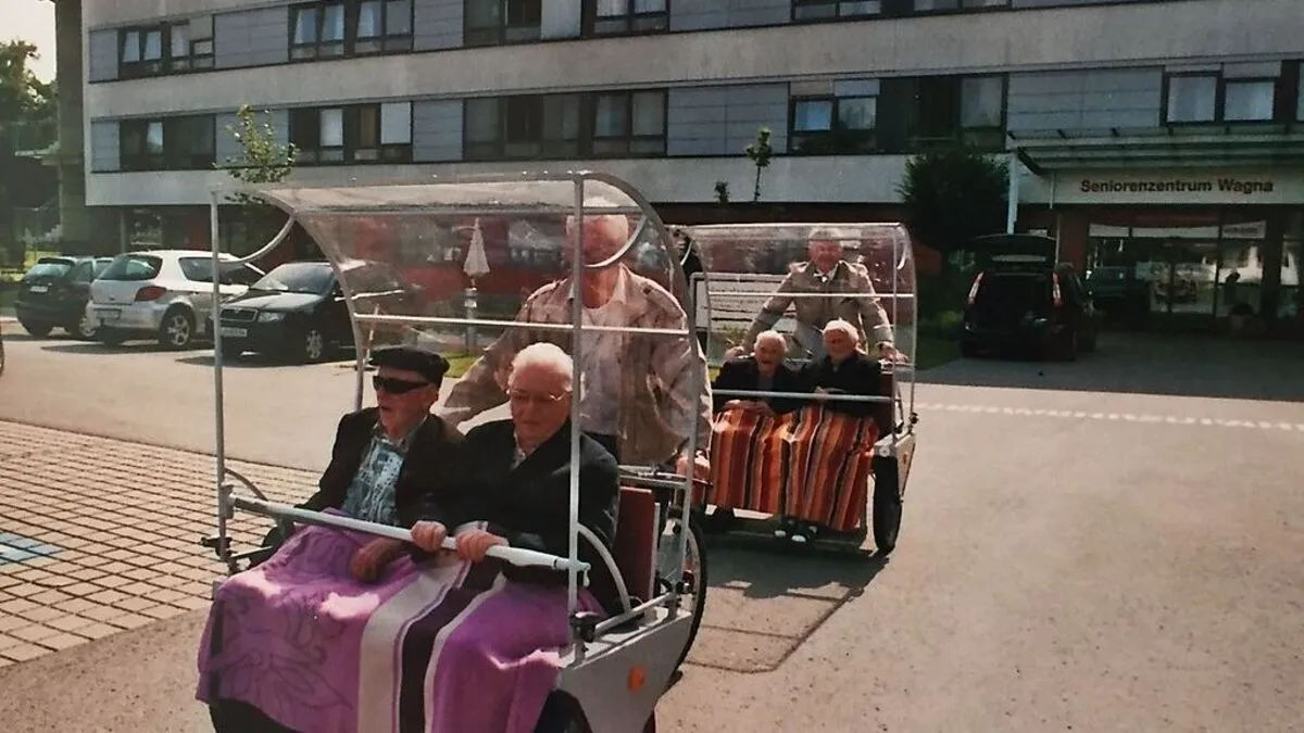 Mit drei solcher Rikschas werden nicht mehr so mobile Senioren in Wagna zum Gottesdienst chauffiert