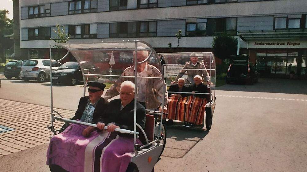 Mit drei solcher Rikschas werden nicht mehr so mobile Senioren in Wagna zum Gottesdienst chauffiert