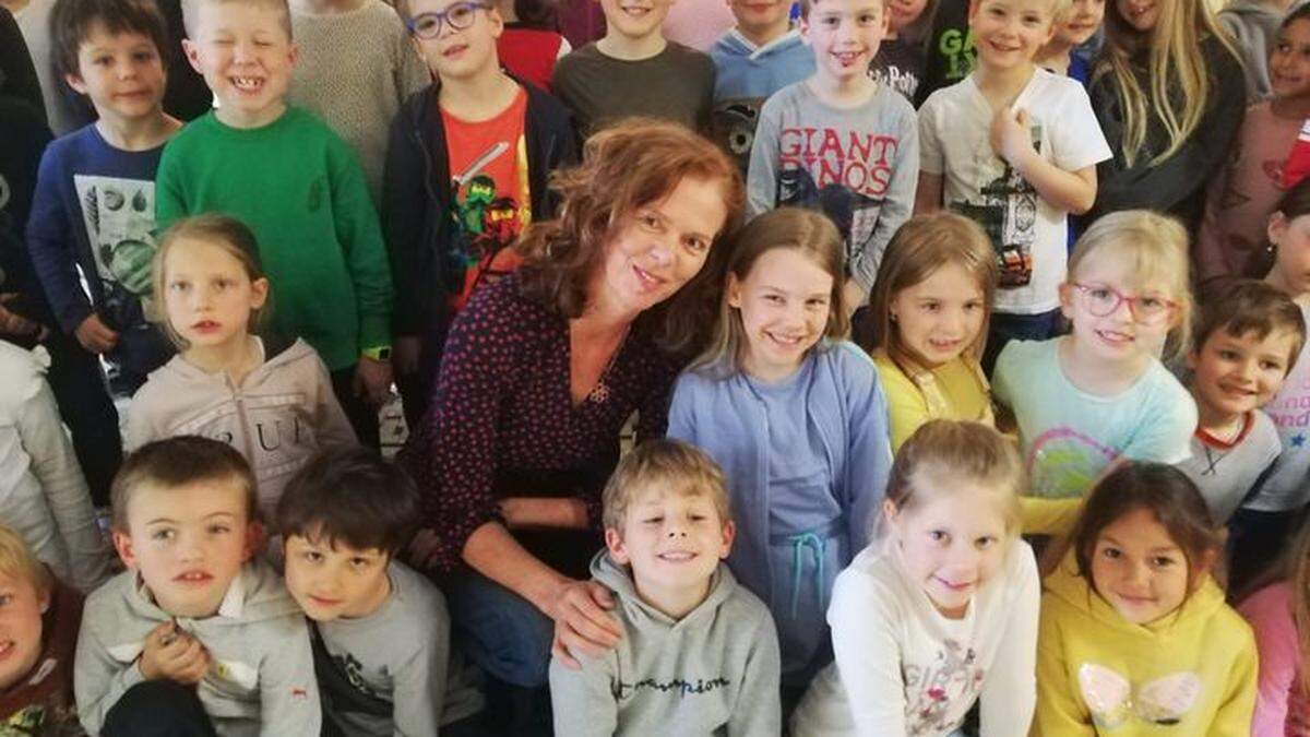 Die Klagenfurter Künstlerin Andrea Pack hat seit März mit Kindern und Erwachsenen am Projekt &quot;Friedenstauben für die Ukraine&quot; gearbeitet 