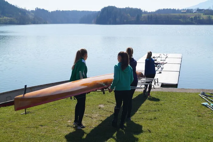 Die Ruderboote werden zu Wasser getragen