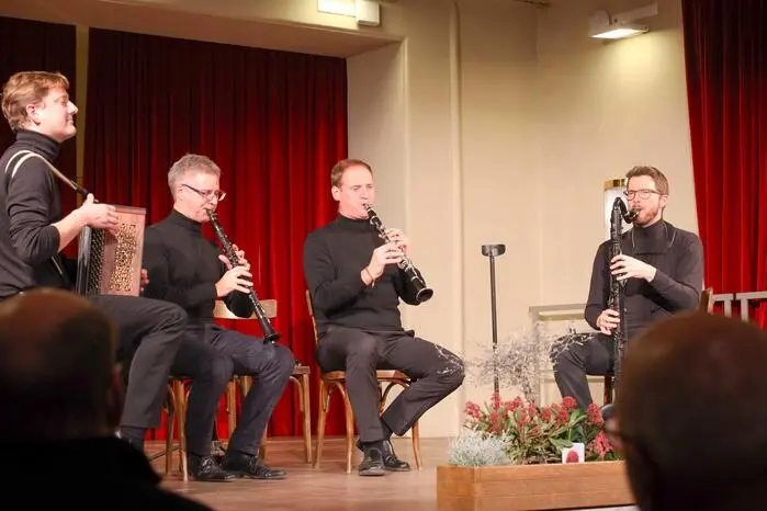 „Überschall“ – das laut Eigendefinition „liebevollste Faltenradio-Programm aller Zeiten“ – durchdringt musikalische Grenzen und entführt die Zuhörer in eine Welt voller feiner Zwischentöne.