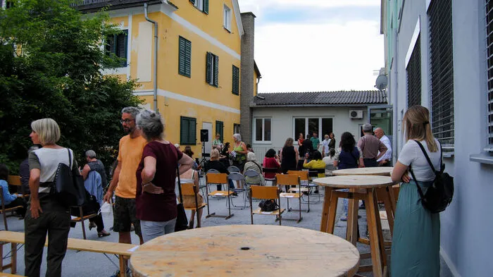 Die Vernissage des Kulturvereins kulm fand vor dem Gewerbepark in Pischelsdorf statt und war gut besucht