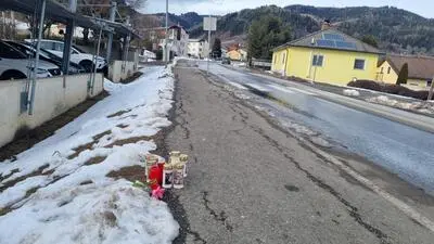 An dieser Stelle hat sich der tödliche Unfall ereignet. Trauernde haben Kerzen entzündet