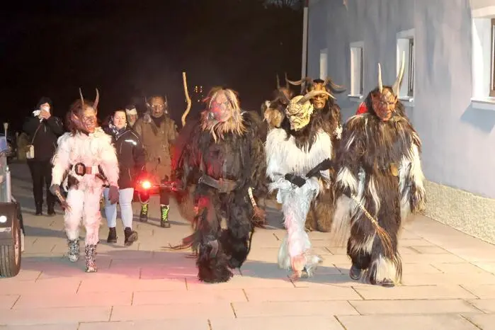  Für gruselige Momente sorgten die Perchtengruppe Micheldorf sowie die Olsa-Boch-Teifl. Und mit ihrer Feuershow begeisterten am Sonntagabend die Guttaringer Hochofen-Teifl (Foto). 