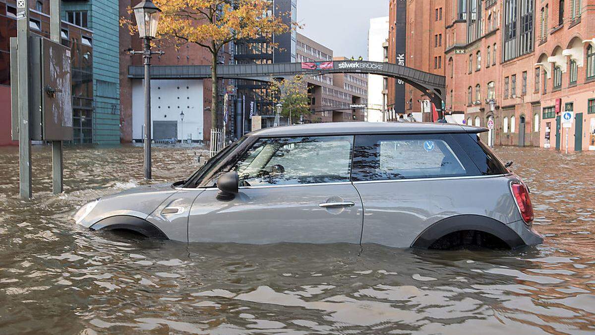 Am Hamburger Hafen trat die Elbe übers Ufer