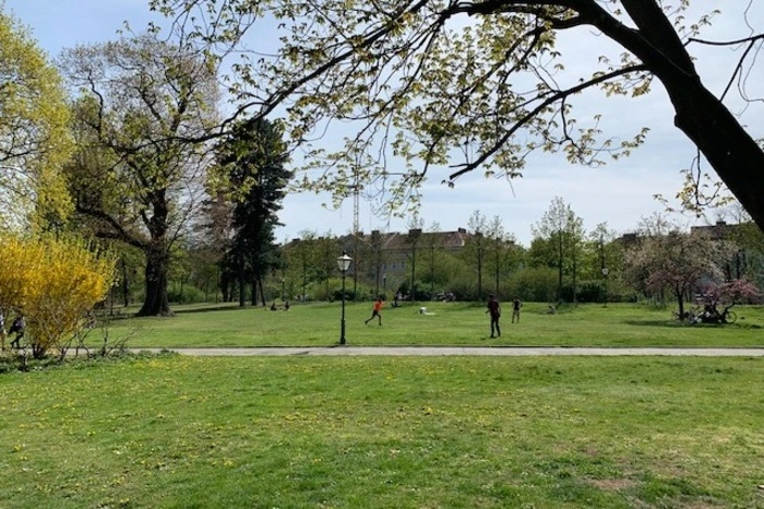 Auch wenn die Ligen stillstehen, in Graz wird - im Stadtpark - sicherheitshalber ohne Mann- und nur mit Raumdeckung gekickt.