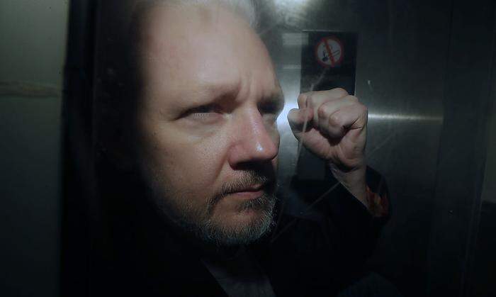 Julian Assange  bei seinem Haftantritt am 1. Mai