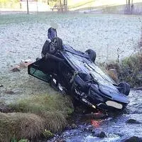 Das Auto stürzte in ein Bachbett
