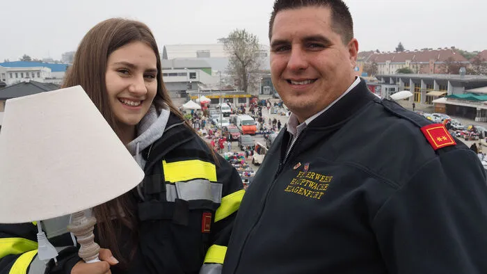 Der erste von der Freiwilligen Feuerwehr Hauptwache organisierte Florianiflohmarkt begann Sonntagfrüh im Nebel. Mit 160 Standlern war bereits der allererste Flohmarkt auf dem Klagenfurter Messegelände ausgebucht. Künftig soll es davon zwei im Jahr geben, einen im Herbst und einen im Frühjahr. Der Reinerlös wird für die Anschaffung von Feuerwehrutensilien verwendet.