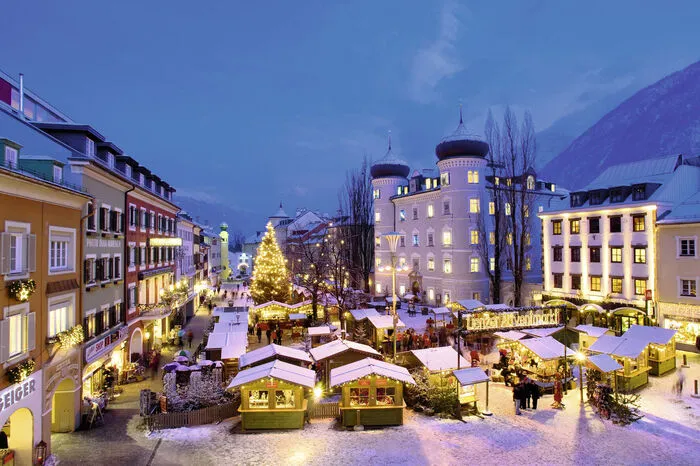 Lienzer Adventmarkt. Inmitten der Osttiroler Bergwelt präsentiert sich der Adventmarkt in Lienz unter dem Motto „Einmal wieder Kind sein“. Die Fenster der Liebburg wurden wieder in einen großen Adventkalender verwandelt.Wo? Hauptplatz und Liebburg in Lienz. Bis 24.12.www.adventinlienz.at