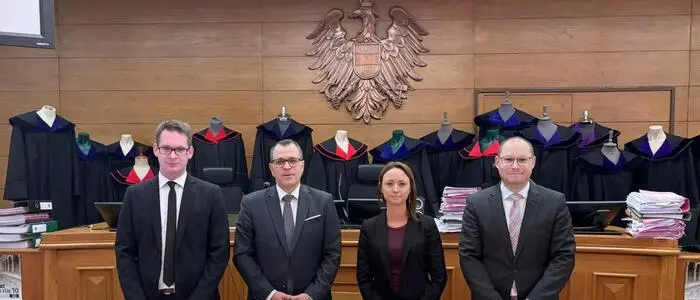 Spiess-Knafl, Kanduth, Ritzmaier und Heidinger vor den kopflosen Richtern und Staatsanwälten