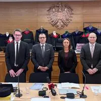 Spiess-Knafl, Kanduth, Ritzmaier und Heidinger vor den kopflosen Richtern und Staatsanwälten