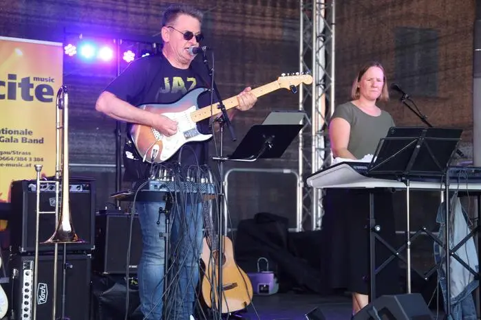 Der Hauptplatz der Kurstadt stand an diesem Abend jedoch nicht nur im Lichte der schweren Motorräder, sondern auch unter der Rockklangwolke der Band „eXcite“
