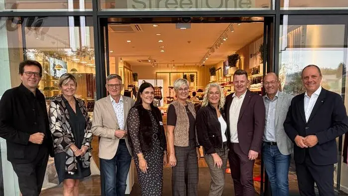Paul Gasser und Doris Enzensberger-Gasser (GEZ Gleisdorf), Bernhard Stranzl (Wirtschaftskammer-Regionalstellenobmann), Cornelia Diez, Sylvia Schanes, Vanessa Rode sowie Rainer Rauch (Modehaus Roth) mit Gerwald Hierzi (Stadtmarketing Gleisdorf) und Bürgermeister Christoph Stark bei der Neueröffnung der Filiale von „Street One“ im GEZ Gleisdorf