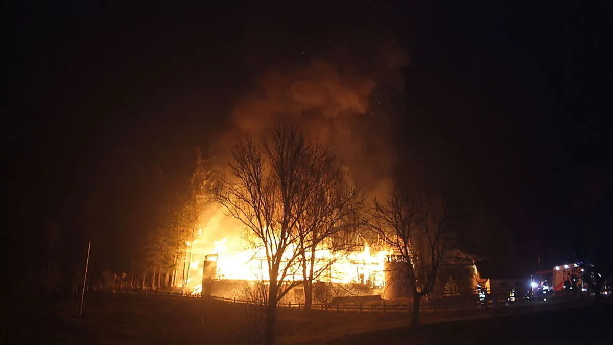 Stall abgebrannt: Großeinsatz für Feuerwehren