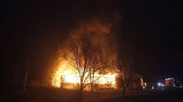Stall abgebrannt: Großeinsatz für Feuerwehren