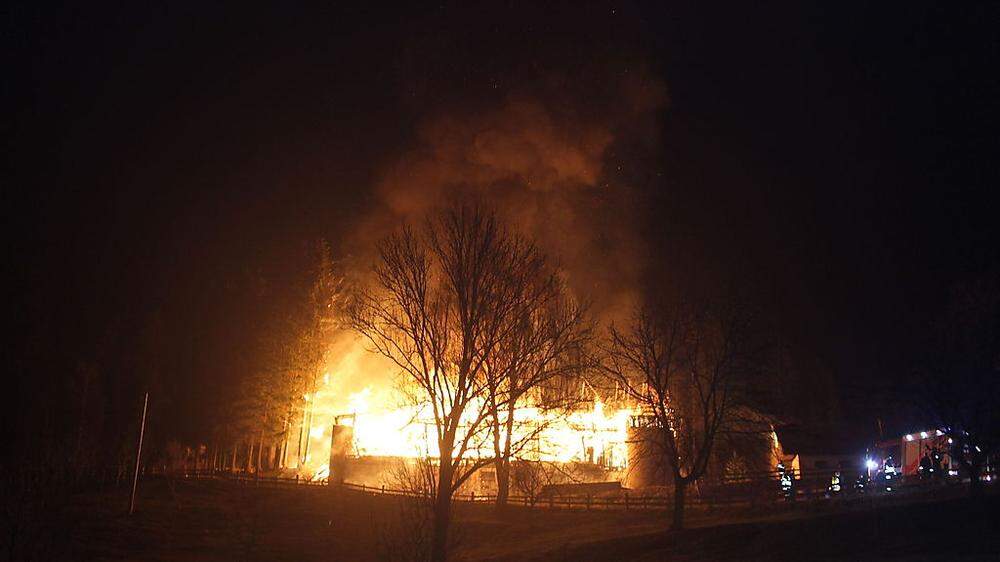 Stall abgebrannt: Großeinsatz für Feuerwehren