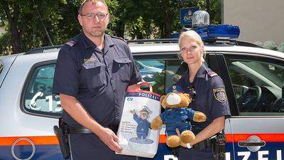 Die Polizei ließ dem 5-jährigen Retter einen Polizeibären überreichen