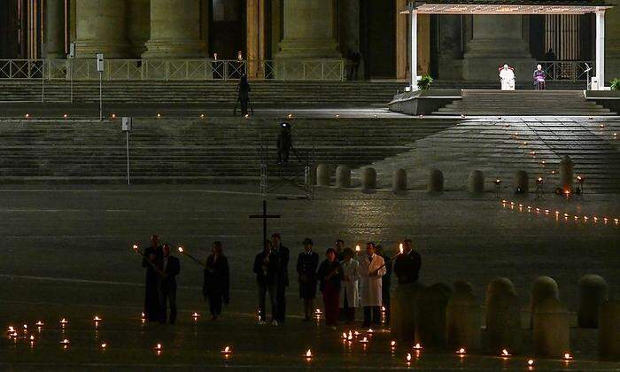 Der Papst und einige Gläubige auf einem fast leeren Petersplatz