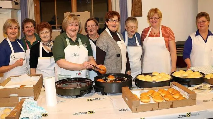 Das Team der Krapfenbäckerinnen