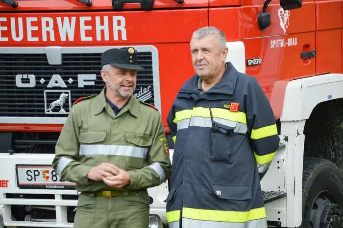 Hier rechts im Bild mit Bezirksfeuerwehrkommandant Kurt Schober.