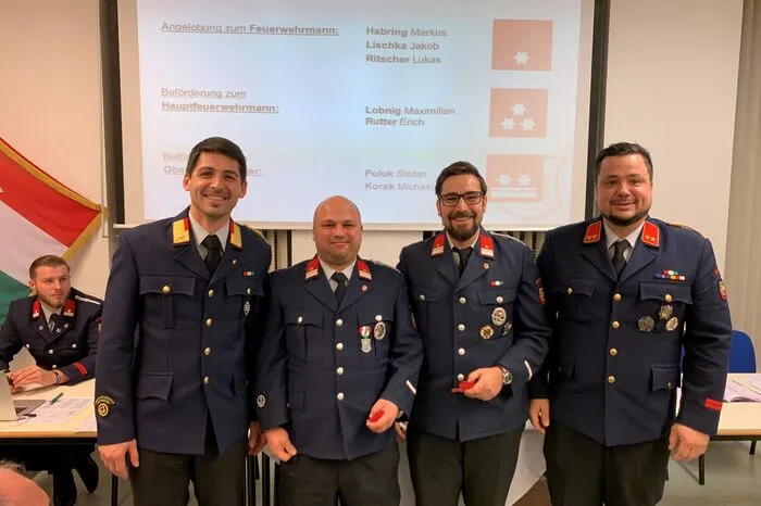 Dabei wurden auch drei Jungfeuerwehrmänner angelobt.