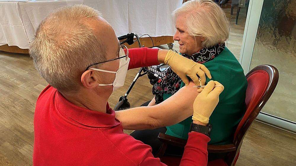 Isolde Mayer (76) bekommt die erste Dosis der Covid-Impfung injiziert	