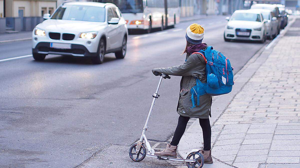 Die Straße ohne Schutzweg zu überqueren, sollte keine Option sein!