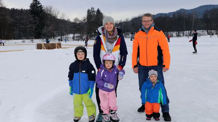 Den ersten Tag mit Eisschuhen am Flatschacher See erlebte die Familie Katrin von Allmer und Walter von Allmer (EDV-Leiter) vom Wachsenberg, mit ihren Kindern Emilia (1 Jahr), Chiara (3 Jahre) und Florian (5 Jahre).  