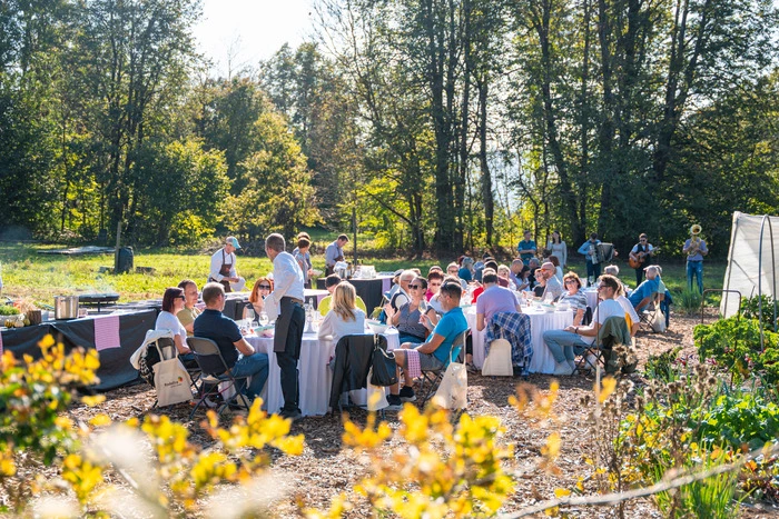 Bei der Bauerntafel werden zwischen Feldern und Weiden kreative Gerichte serviert