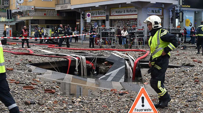 Durch die Wassermassen entstand ein Loch in der Fahrbahn