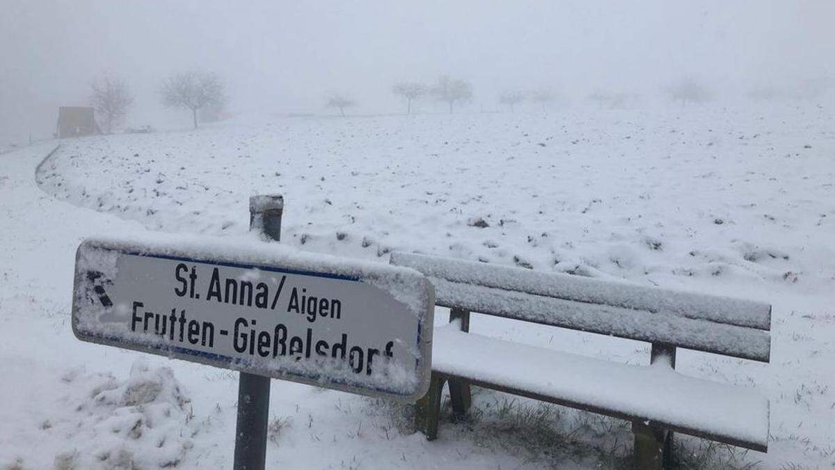 In Hochstraden liegt zu Mittag bereits eine dichte Schneedecke