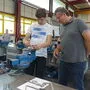 Manfred Ofner (r.) schaut seinem Schüler Thomas Zündel genau zu  