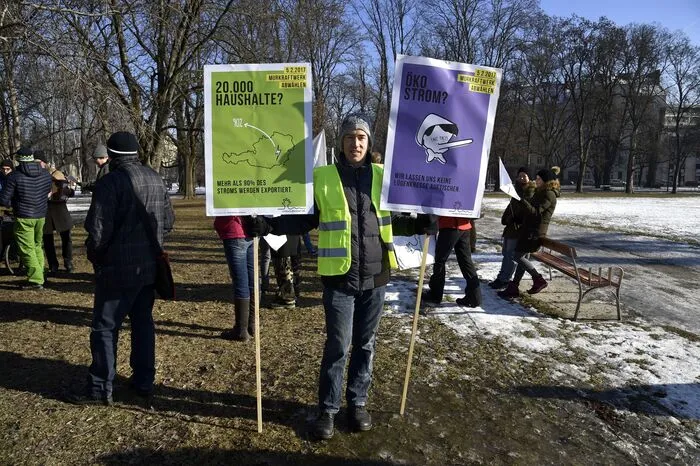 Begleitet von Trommeln und Gesängen marschierten die Demonstranten vom Augartensteg die Mur entlang und über die Murgasse zum Hauptplatz