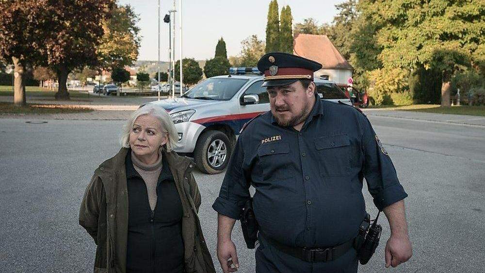 Oberinspektorin Elfriede Jandrasits (Brigitte Kren) mit Dorfpolizist (Christoph Krutzler)