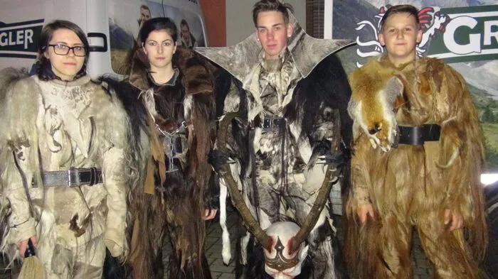 Furchterregend schaurige Krampus- und Perchtengruppen zogen kürzlich - begleitet von Engeln, dem Nikolaus und Glockenläuten sowie von lautem Gebrüll  - vor der Sulmtalhalle in Pistorf ihre Runden.